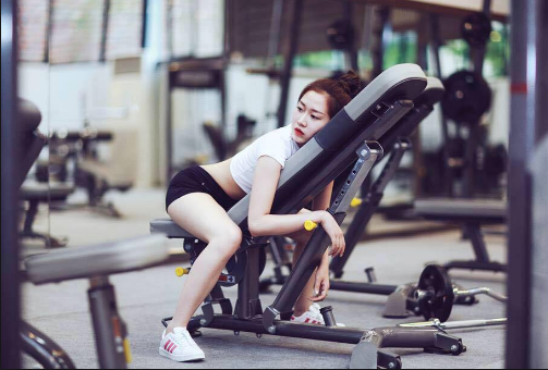 tập gym vào buổi trưa