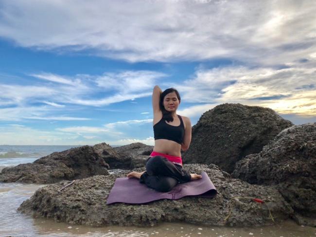 Tư thế đầu bò (Cow Face Pose)